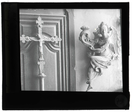 Église Notre-Dame de Verneuil-sur-Avre (Eure), croix et ange de Michel Lourdel.
