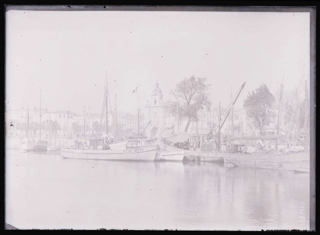 Bateaux de pêche au port et tour de la Grosse-Horloge de La Rochelle (Charente-Maritime).