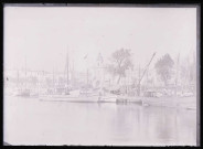 Bateaux de pêche au port et tour de la Grosse-Horloge de La Rochelle (Charente-Maritime).