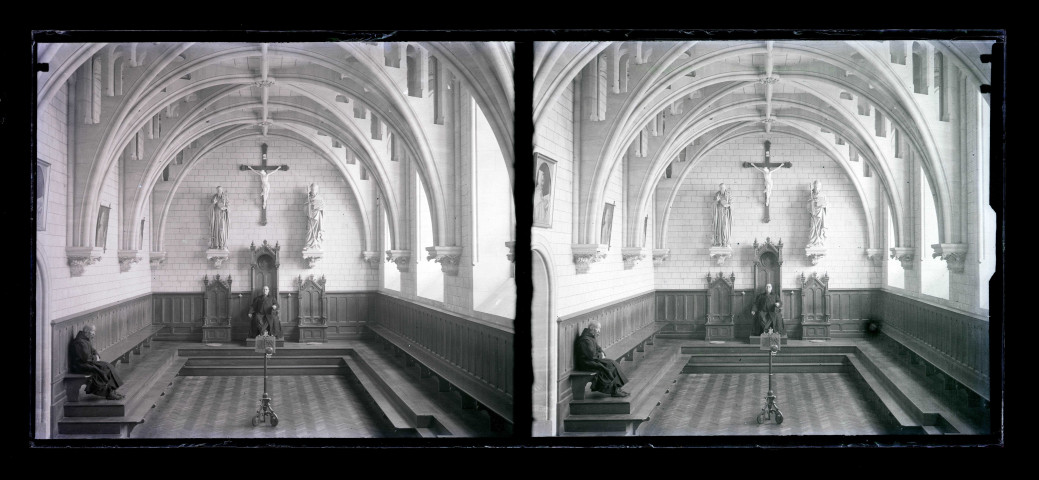Le chanoine Le Fournier assis dans une chaise d'officiant dans une église.