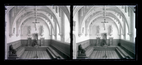 Le chanoine Le Fournier assis dans une chaise d'officiant dans une église.