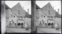 Maisons de village en pierre avec puits sur une place de Vézelay (Yonne).