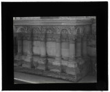 Arcatures d'un autel au tombeau de l'église abbatiale de Saint-Germer-de-Fly (Oise).