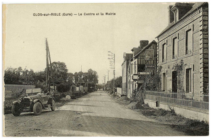 Glos-sur-Risle. Le Centre et la Mairie.