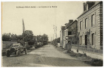 Glos-sur-Risle. Le Centre et la Mairie.