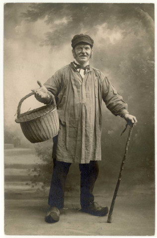 Evreux-Ville. Homme en costume Normand.