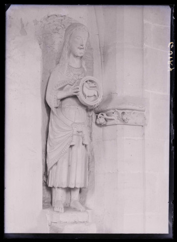 Statue de Saint-Jean de l'église de Guiry-en-Vexin (Val d'Oise).