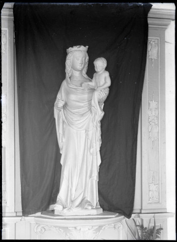 Statue de Vierge à l'enfant en pierre polychrome de l'église Saint-Clair de Sancourt (Eure, France).