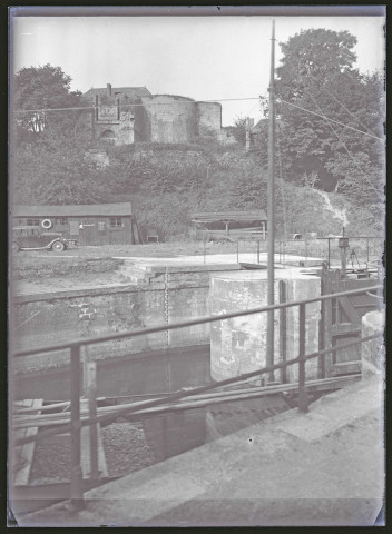 Porte de remparts fortifiés, écluse et cabanon. Idem 7228.
