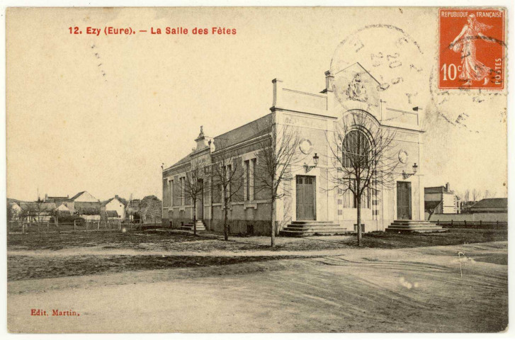 Ezy-sur-Eure. La Salle des Fêtes.