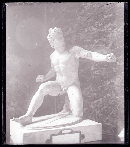 Statue de Galate blessé exposée au musée du Louvre de Paris (Seine).
