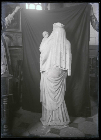 Statue de Vierge à l'enfant de l'église de Mainneville (Eure).