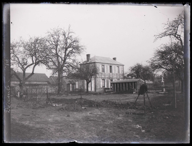 Hommes au travail dans le jardin d'une habitation en décembre 1898.