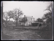 Hommes au travail dans le jardin d'une habitation en décembre 1898.
