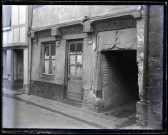 Vieille porte de maison avec fronton ornementé, probablement de Caudebec-en-Caux (Seine-Maritime).