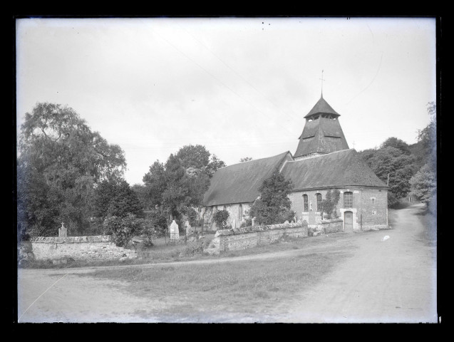 Vue générale de l'église et du cimetière d'Heugueville-sur-Sienne (Manche).