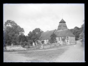Vue générale de l'église et du cimetière d'Heugueville-sur-Sienne (Manche).