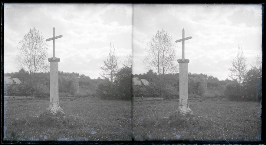Calvaire dans la campagne normande.