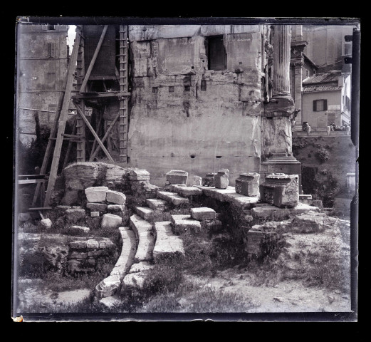 Forum romain avec l'Arc de triomphe de Septimius Severus en l'honneur de la bataille remportée et colonnes antiques à Rome (Italie). Idem 5103.