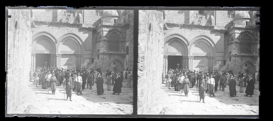 Procession devant l'église du Saint-Sépulcre à Jérusalem (Israël).