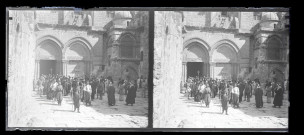Procession devant l'église du Saint-Sépulcre à Jérusalem (Israël).