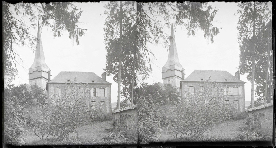 Vue sur l'arrière d'une maison bourgeoise et du clocher de l'église de Ry (Seine-Maritime).