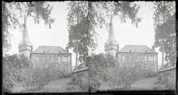 Vue sur l'arrière d'une maison bourgeoise et du clocher de l'église de Ry (Seine-Maritime).