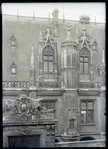 Détail de la façade du palais de justice de Rouen (Seine-Maritime).