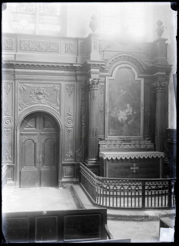 Porte en bois ornementée de la sacristie de la collégiale Notre-Dame d'Écouis (Eure) et tableau du XVIIIe siècle représentant L'Adoration des bergers.