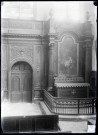 Porte en bois ornementée de la sacristie de la collégiale Notre-Dame d'Écouis (Eure) et tableau du XVIIIe siècle représentant L'Adoration des bergers.