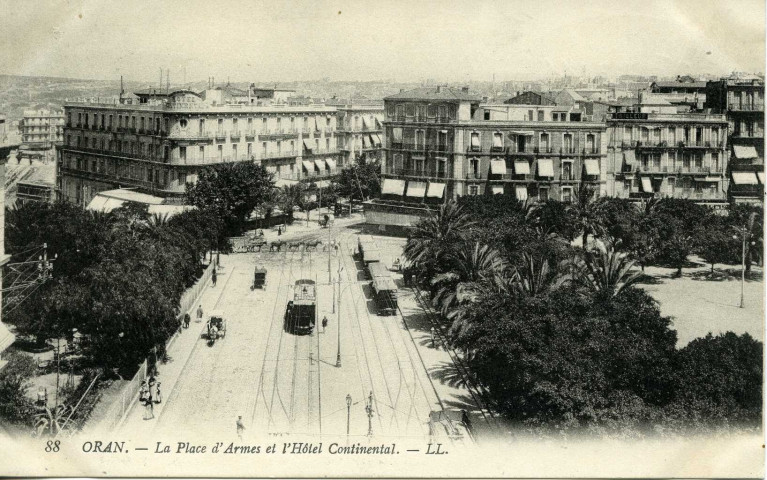 ORAN. - La Place d'Armes et l'Hôtel Continental