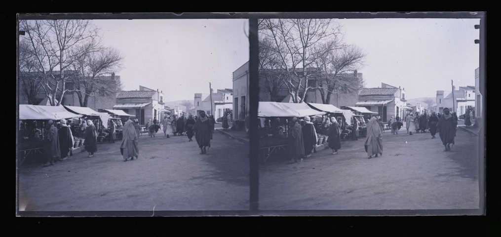 Rue animée d'une ville d'Algérie.