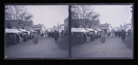 Rue animée d'une ville d'Algérie.