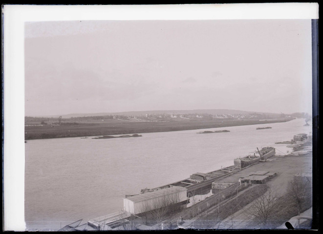 Bateaux sur un fleuve. La plaque est légendée ""Sarrazin photo. Melle Bonjean nov. 09"".
