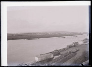 Bateaux sur un fleuve. La plaque est légendée ""Sarrazin photo. Melle Bonjean nov. 09"".
