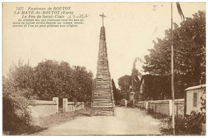 Haye-de-Routot (La). Environs de Routot - La Haye-de-Routot (Eure). Le feu de Saint-Clair. Ce célèbre feu qui s'allume tous les ans au mois de juillet existe depuis un temps immémorial et l'on ne peut préciser son origine.