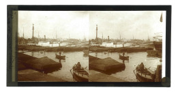 Bateaux amarrés dans le port de Barcelone (Espagne), en arrière plan la colonne Christophe Colomb.