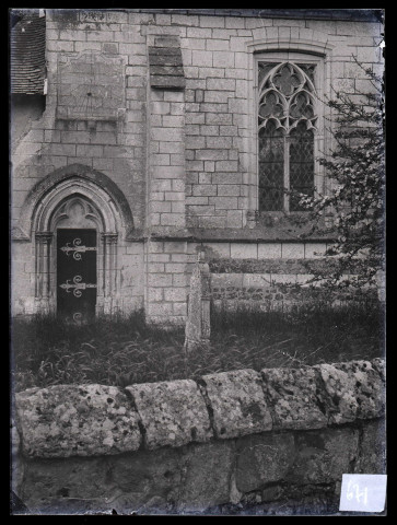 Église de Louversey (Eure), mur côté sud, fenestrage et porte.