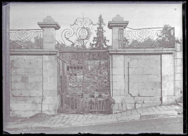 Ancien portail en fer forgé donnant sur la rue de Fougères (Ille-et-Vilaine).