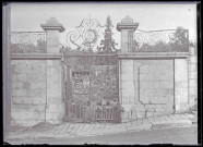 Ancien portail en fer forgé donnant sur la rue de Fougères (Ille-et-Vilaine).