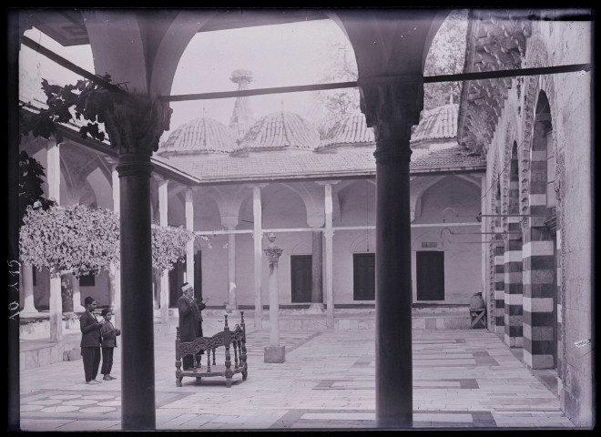 Prière dans la cour intérieure de la grande mosquée d'Adana (Turquie).