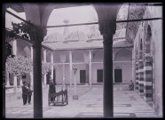 Prière dans la cour intérieure de la grande mosquée d'Adana (Turquie).