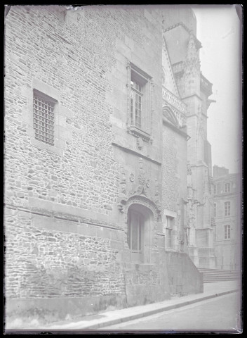 Porte de l'Hôtel de ville de Fougères (Ille-et-Vilaine).