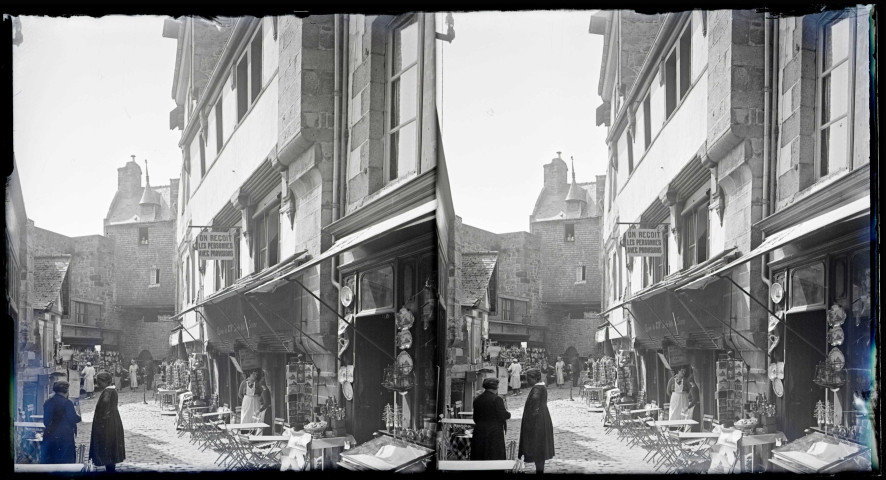 Rue commerçante du Mont-Saint-Michel (Manche).