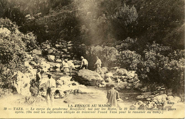 TAZA - Le corps du gendarme Raspilere, tué par les Riata, le 22 mai 1941, retrouvé dix jours après. (On voit les infirmiers obligés de traverser l'oued Taza pour le ramener au camp.)