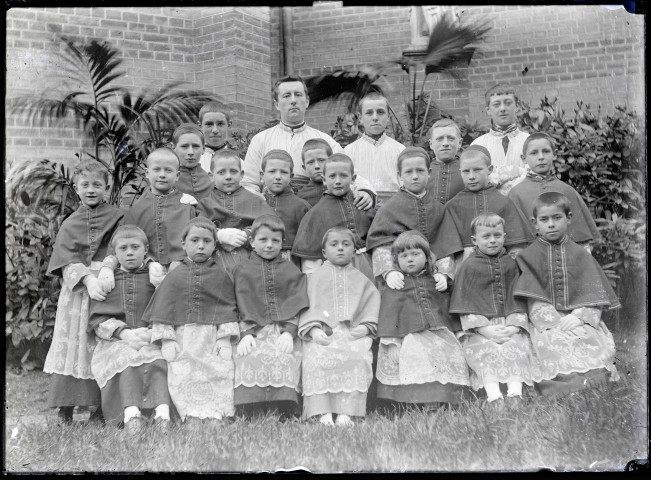 Groupe d'enfants de chœur autour de l'abbé Bretocq.
