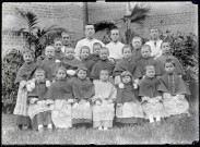 Groupe d'enfants de chœur autour de l'abbé Bretocq.