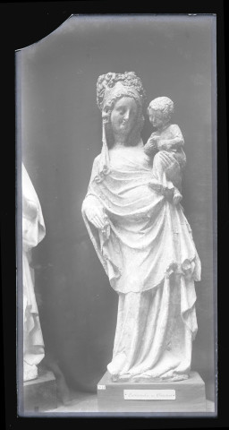 Statue de Vierge à l'enfant provenant de la cathédrale de Chartres (Eure-et-Loir).