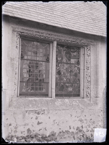 Église d'Épreville-en-Lieuvin (Eure), fenêtre sud carrée.