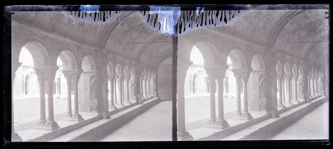 Galerie du cloître de l'abbaye de Montmajour à Arles (Bouches-du-Rhône).